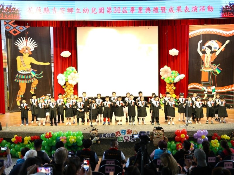 吉安鄉立幼兒園第30屆畢業典禮 游淑貞祝福30位畢業生健康成長